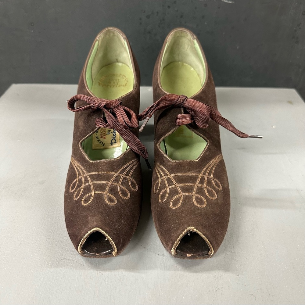 1940’s Vintage Rosenbaum Brown Suede Peep Toe Shoes. Size 6 AAA